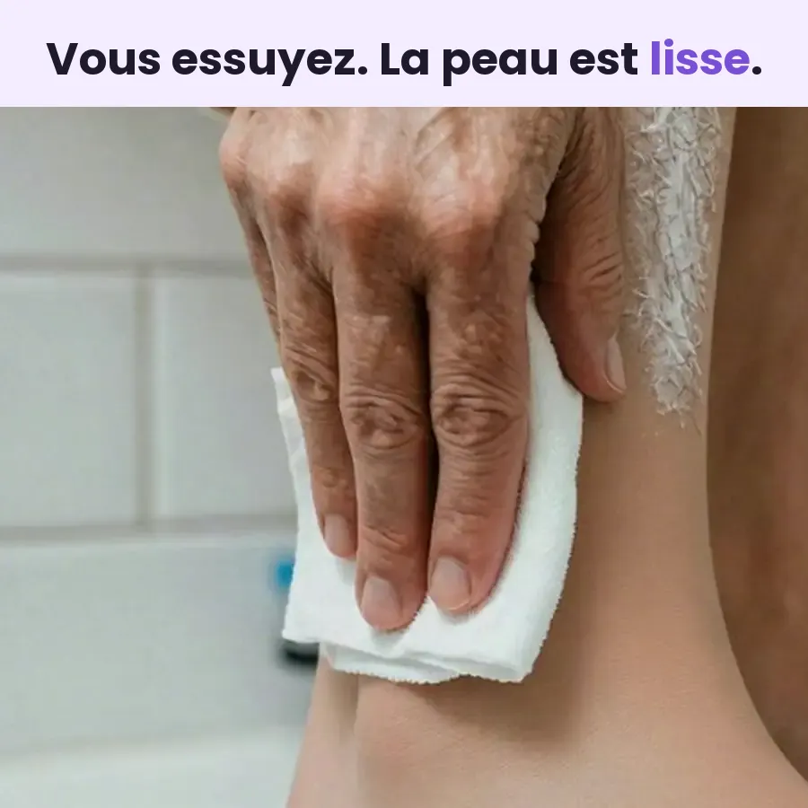 Une main essuie la crème sur un tibia : la peau est lisse