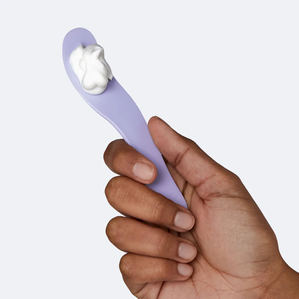 La crème posée sur la spatule à long manche