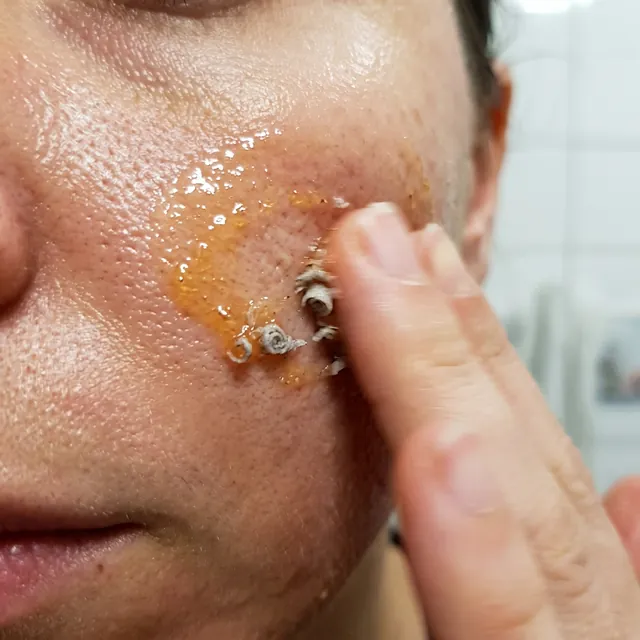 Application du gel exfoliant