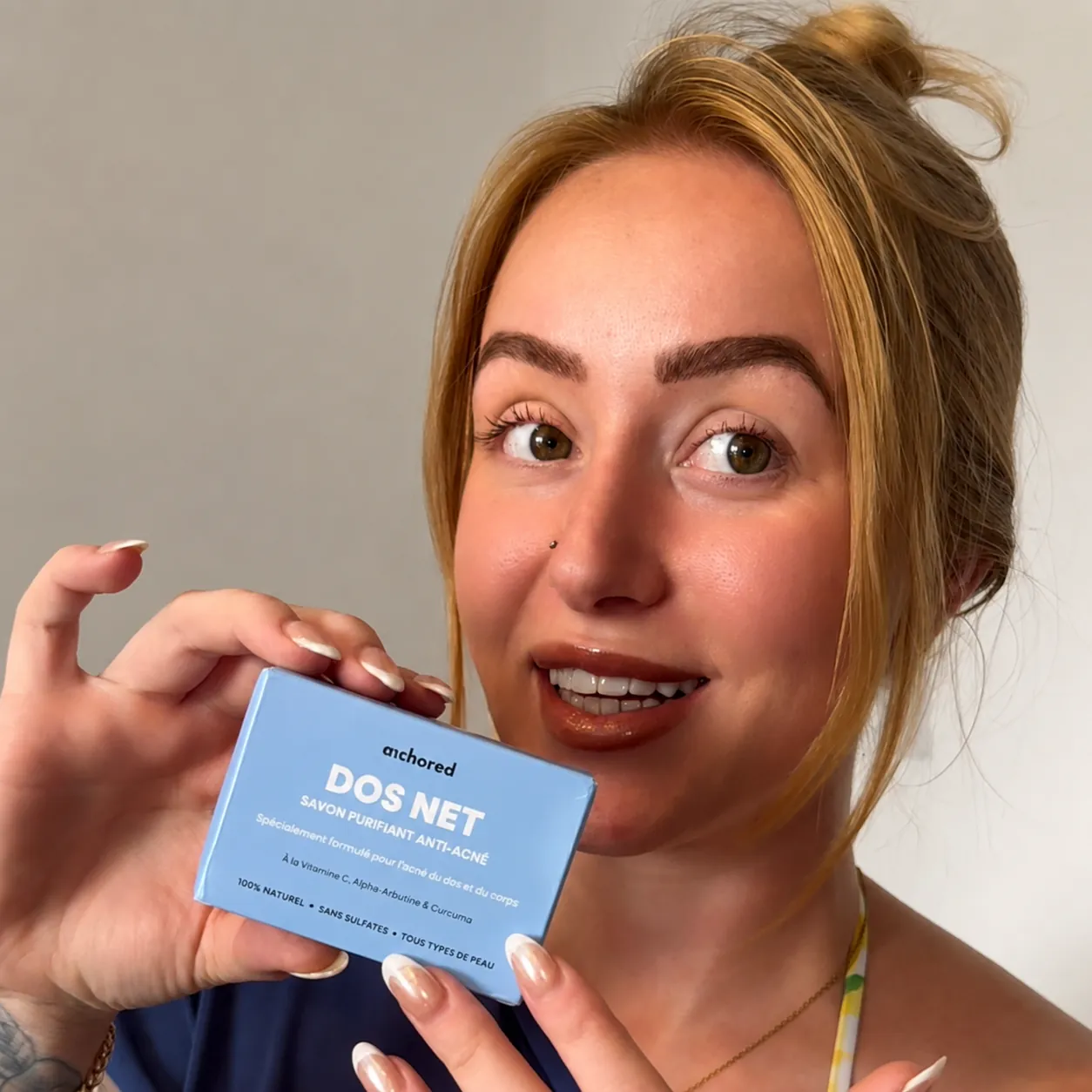 Cliente avec son savon Dos Net