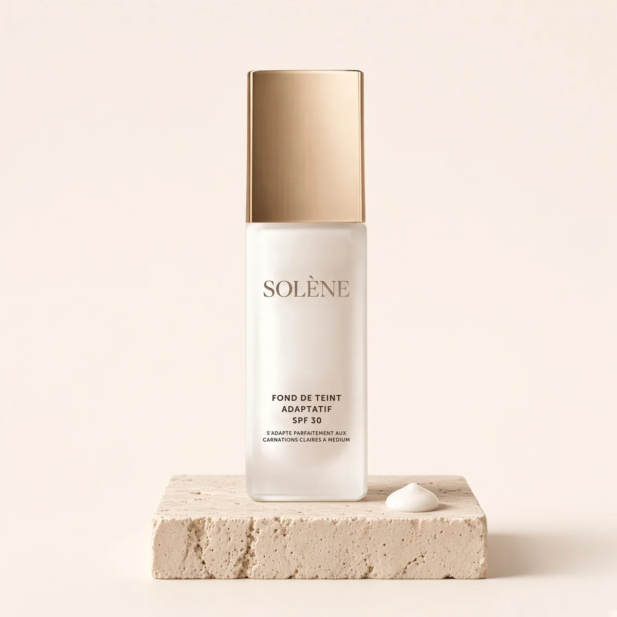 Le flacon du fond de teint Solène et une noisette de crème blanche
