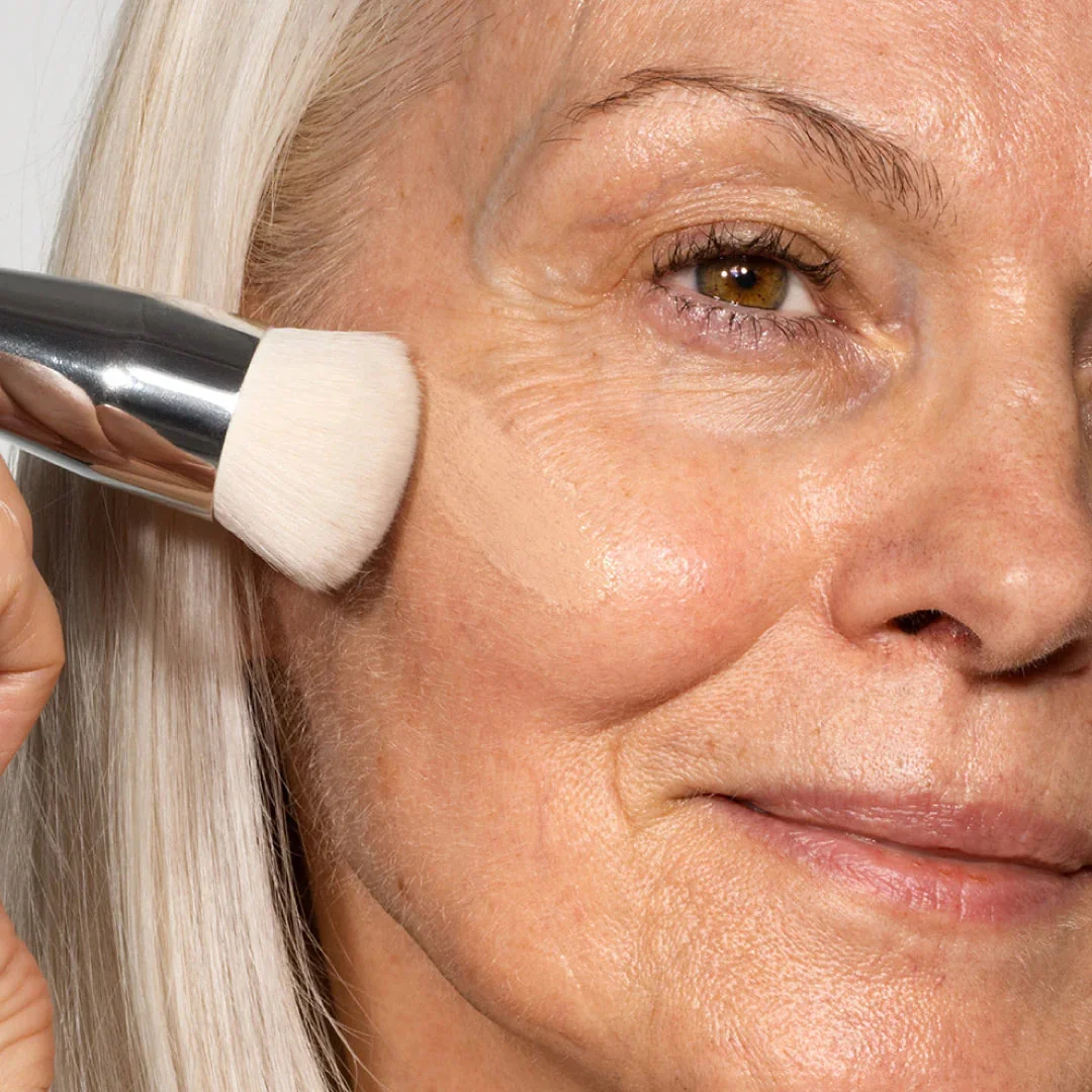 Le pinceau étale la crème et révèle les pigments