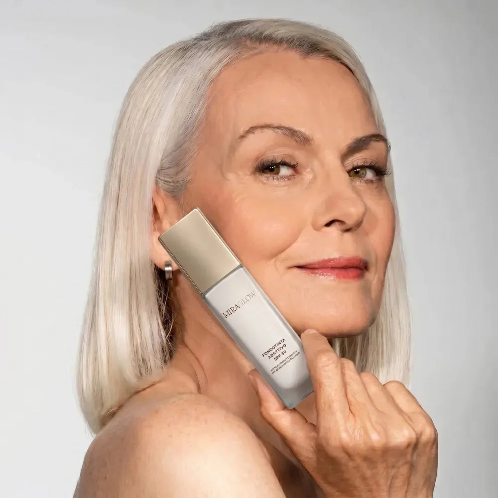 Visage maquillé, flacon contre la joue