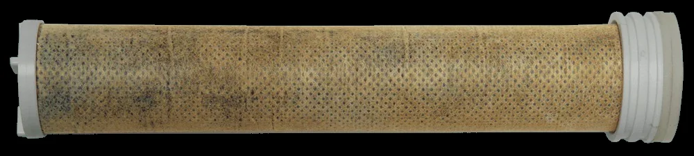 La cartouche après trois mois d'utilisation : ses couches minérales sont couvertes d'un dépôt brun-ocre