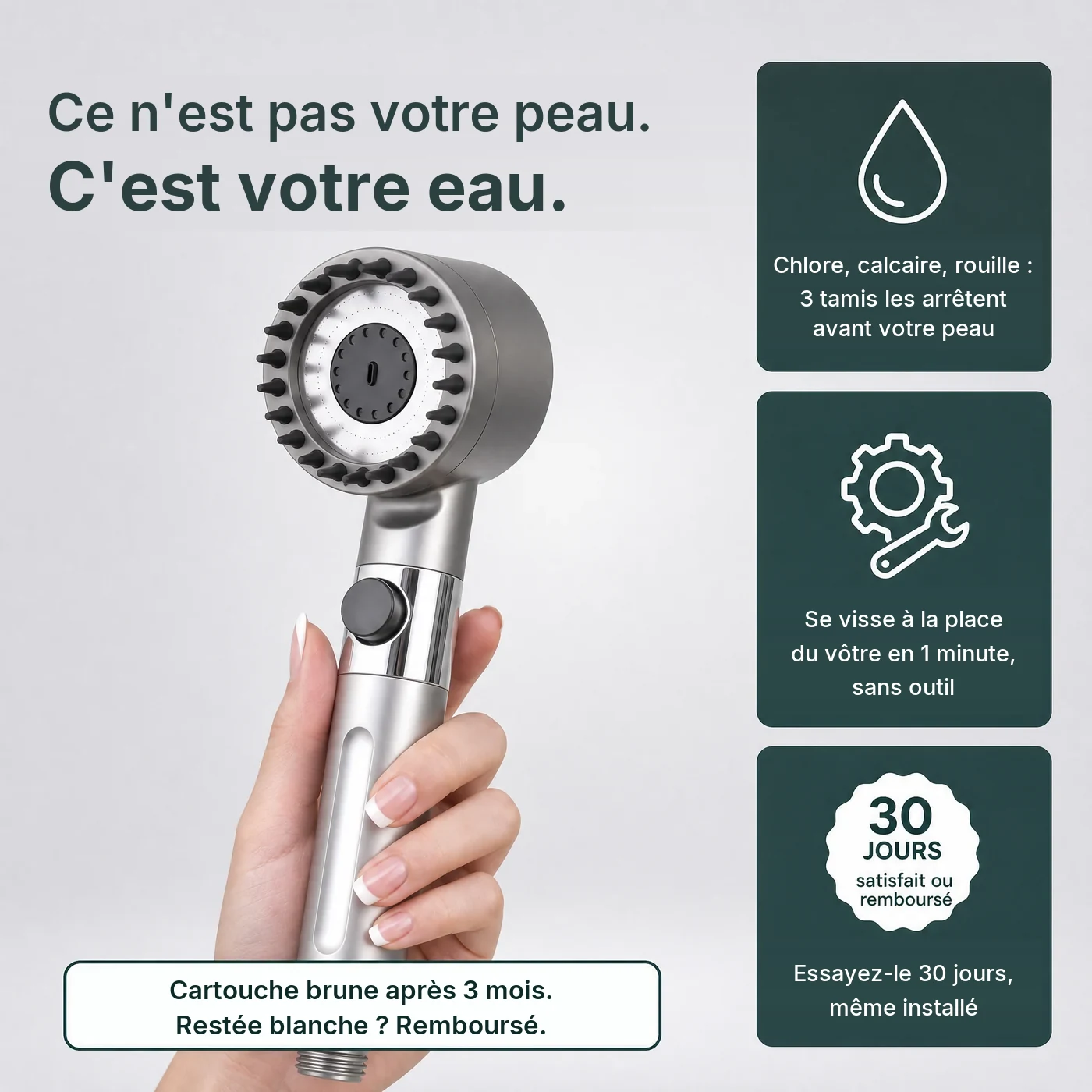 Le pommeau de douche filtrant Sourcia tenu en main : ce n'est pas votre peau, c'est votre eau — trois tamis (chlore, calcaire, rouille), se visse en 1 minute, 30 jours même installé, cartouche brune après 3 mois ou remboursé