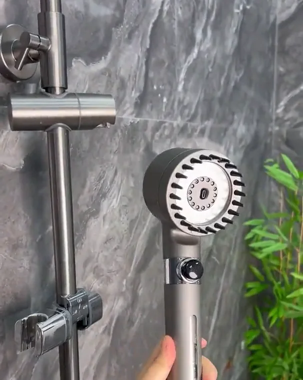 Le pommeau Sourcia installé sur sa barre de douche