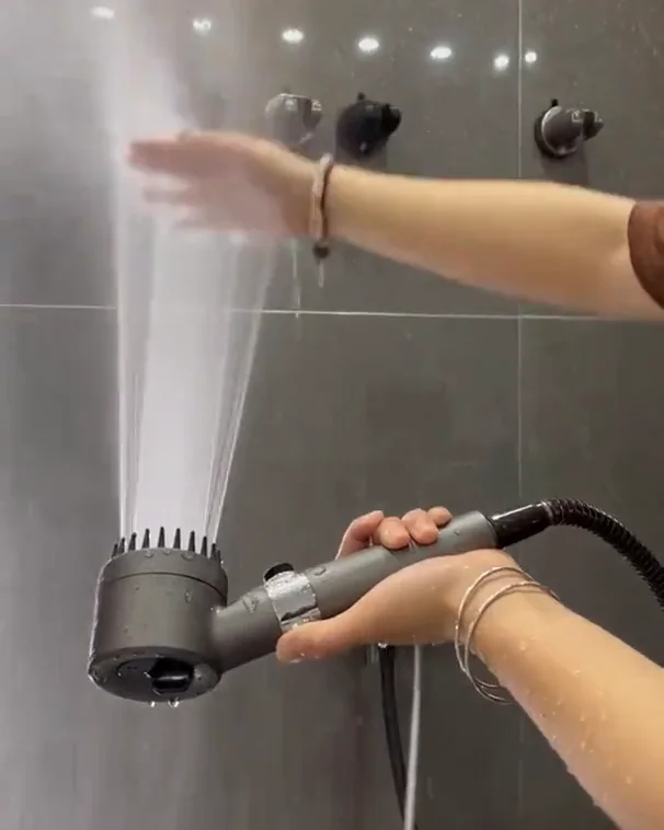 Le jet du pommeau Sourcia, tenu en main sous la douche
