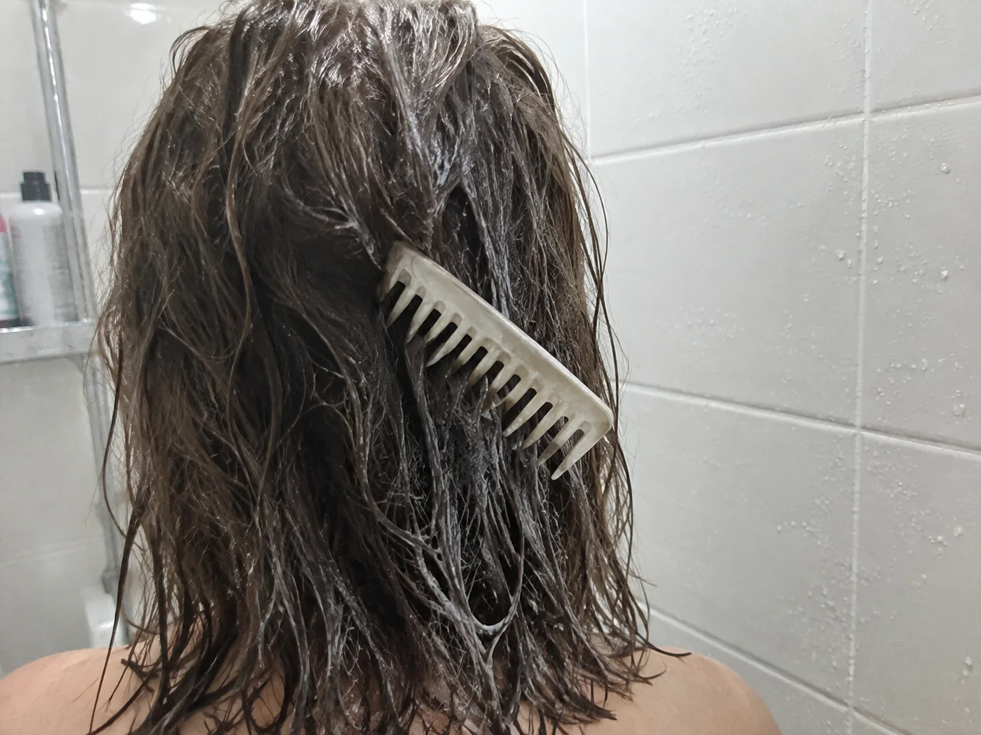Un peigne qui accroche dans des cheveux mouillés, ternes et emmêlés