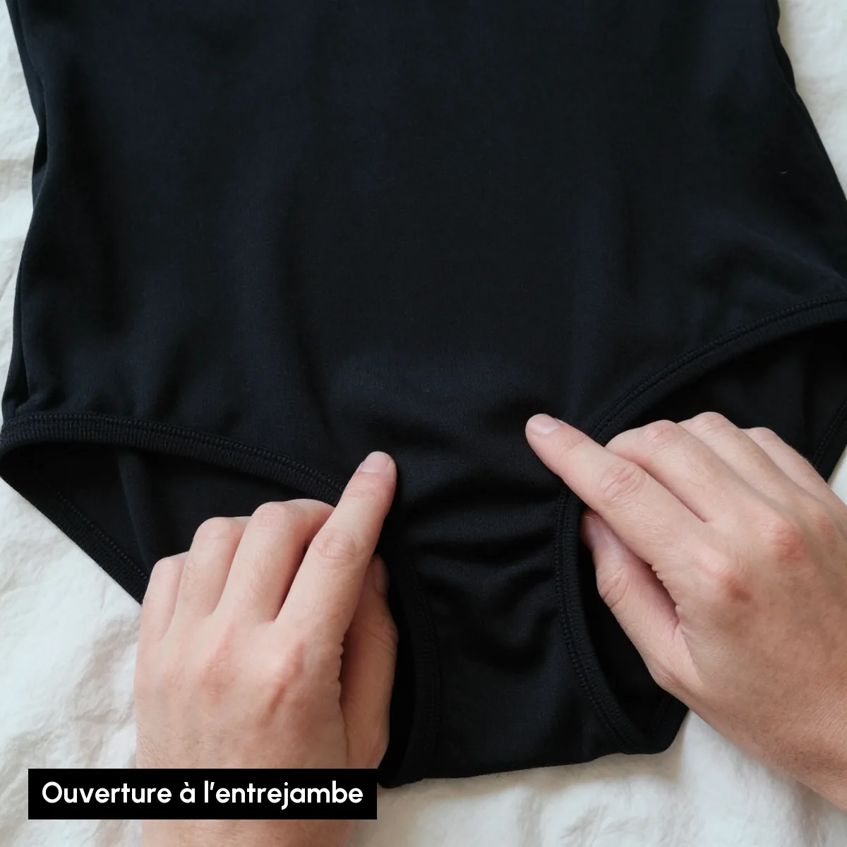 Gros plan de l'ouverture à l'entrejambe du collant-body pour aller aux toilettes